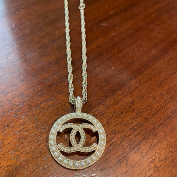 Chanel CC Logo Pearl Round Pendandt Necklace- Gold Tone, Made in France - Picture 2 of 6